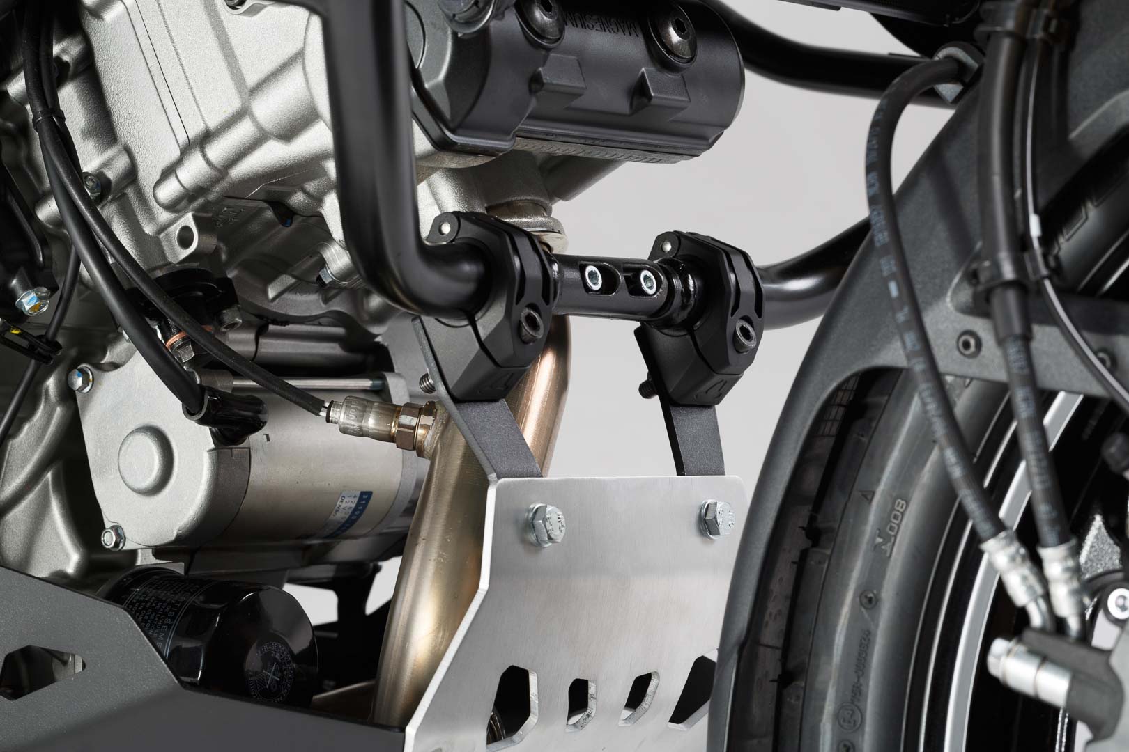 SW-MOTECH Protector de motor Negro/Plateado. Para V-Strom 1000 con crashbar.