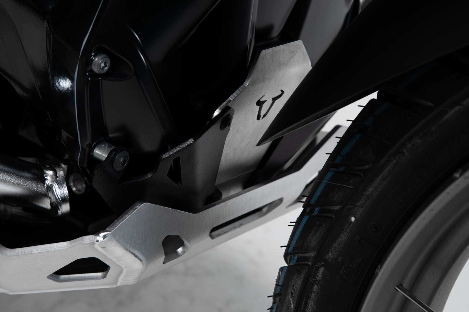 SW-MOTECH Extensión delantera de protector de motor Negro/plateado. BMW R1200 (12-18) R1250 (18-).