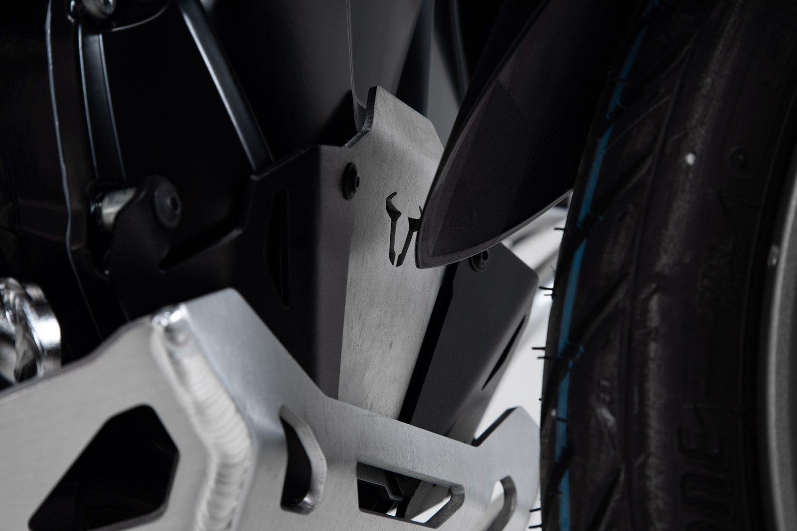 SW-MOTECH Extensión delantera de protector de motor Negro/plateado. BMW R1200 (12-18) R1250 (18-).