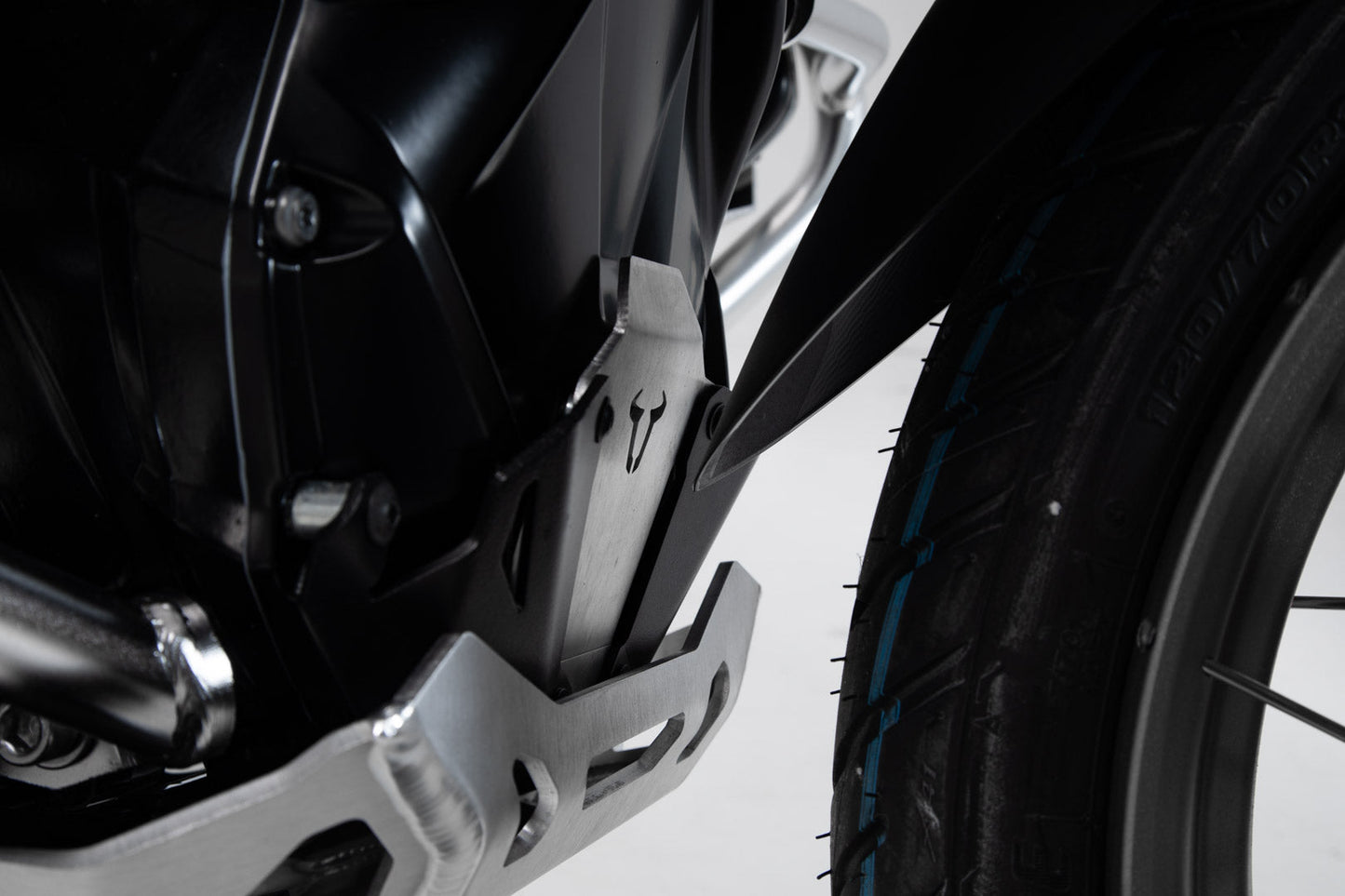 SW-MOTECH Extensión delantera de protector de motor Negro/plateado. BMW R1200 (12-18) R1250 (18-).