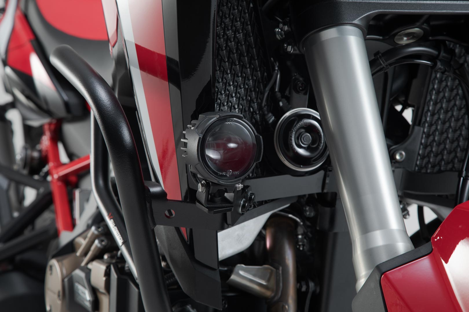 SW-MOTECH Soporte para faros Negro. Honda CRF1000L/CRF1100L con prot. lateral.