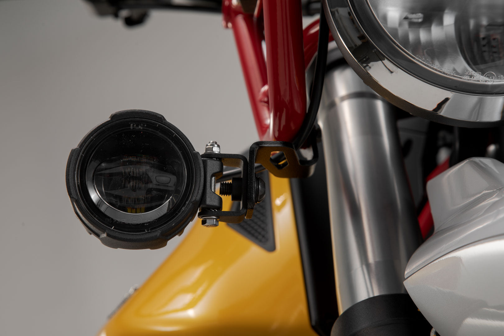 SW-MOTECH Soportes para luces Negro. Moto Guzzi V85 TT (19-23).