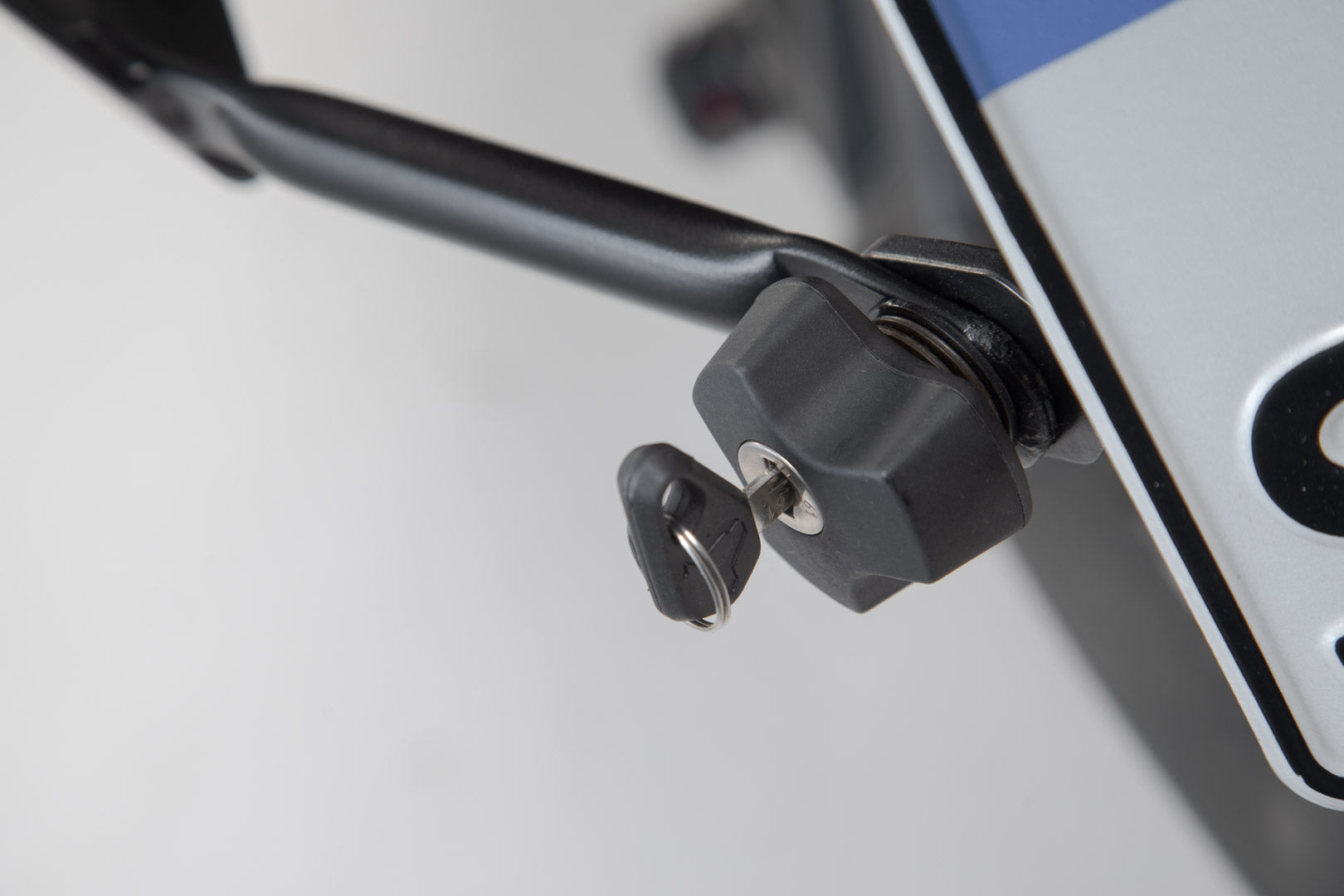 SW-MOTECH Dispositivo antirrobo para soportes laterales PRO QUICK-LOCK. Juego de 2 cerraduras y llaves.