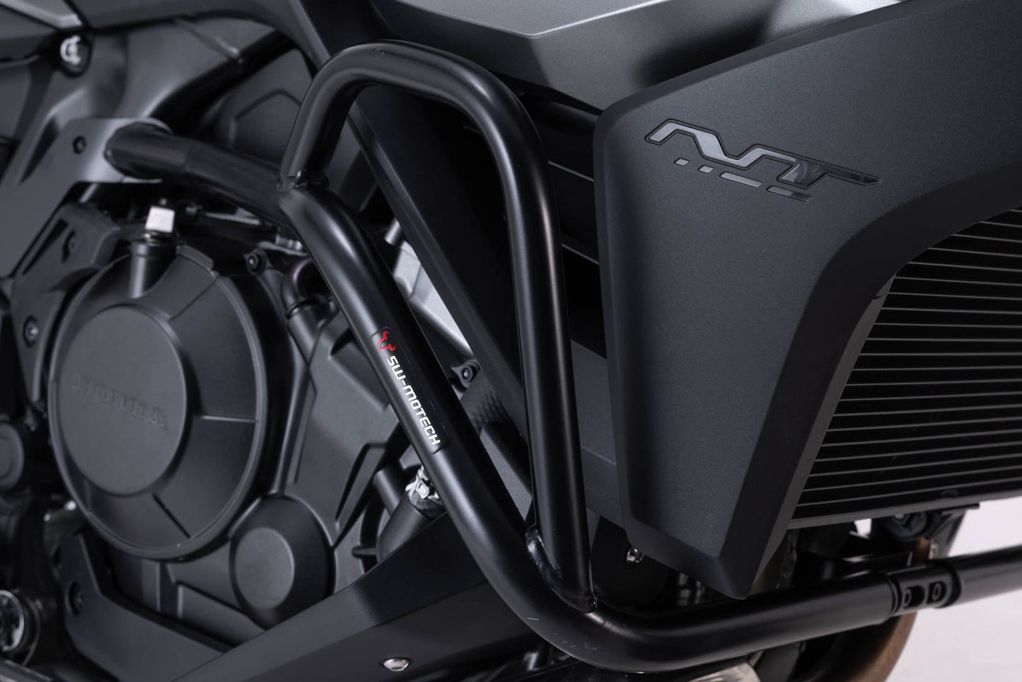 SW-MOTECH Protecciones laterales de motor Negro. Honda NT 1100 (21-).