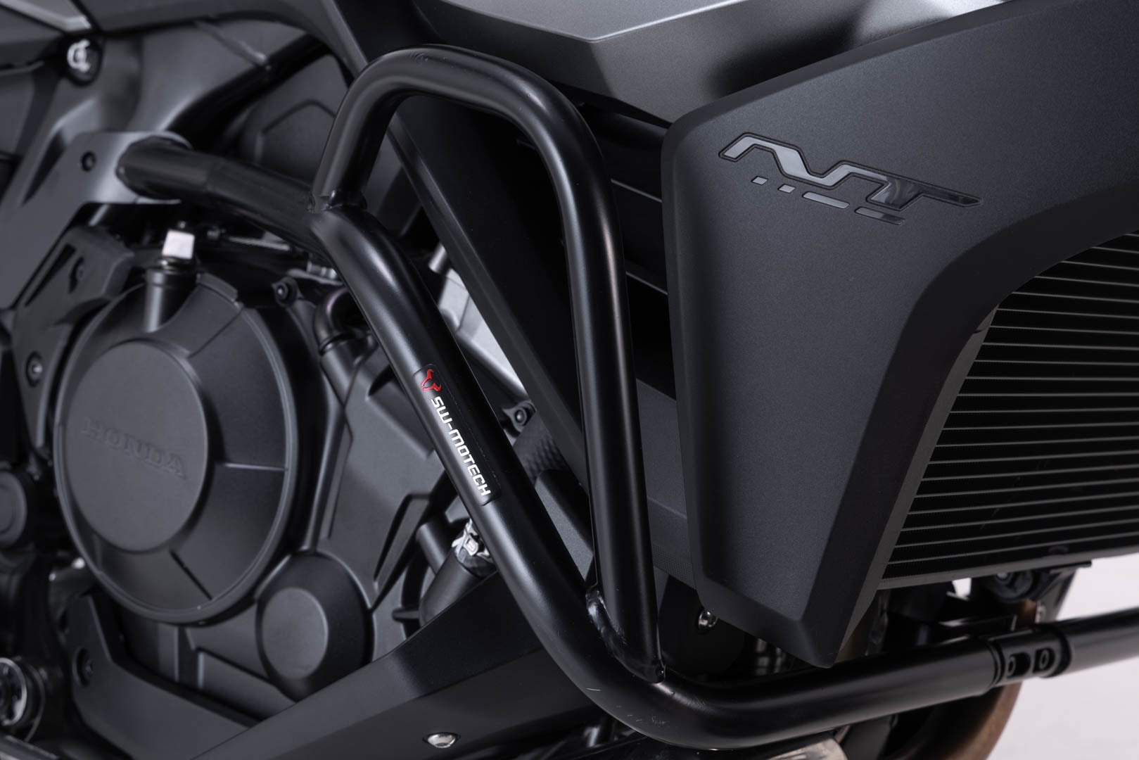SW-MOTECH Protecciones laterales de motor Negro. Honda NT 1100 (21-).