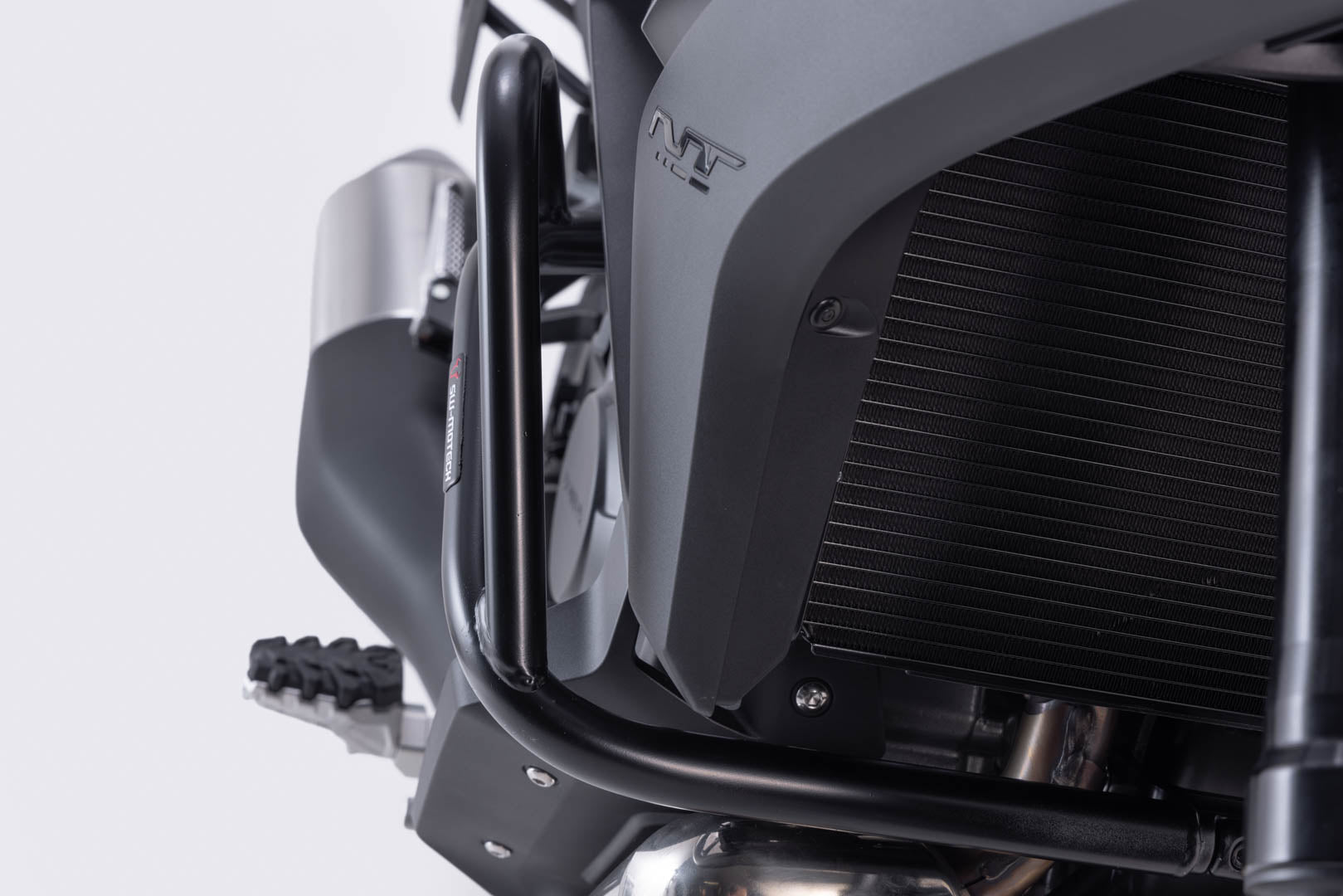 SW-MOTECH Protecciones laterales de motor Negro. Honda NT 1100 (21-).