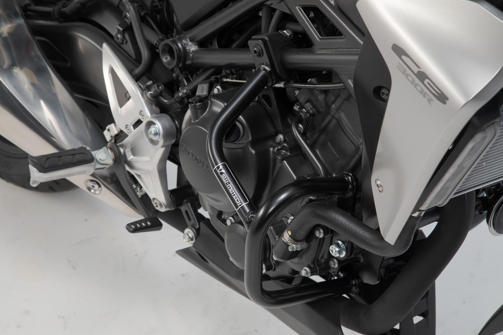 SW-MOTECH Protecciones laterales de motor Negro. Honda CB300R (18-).