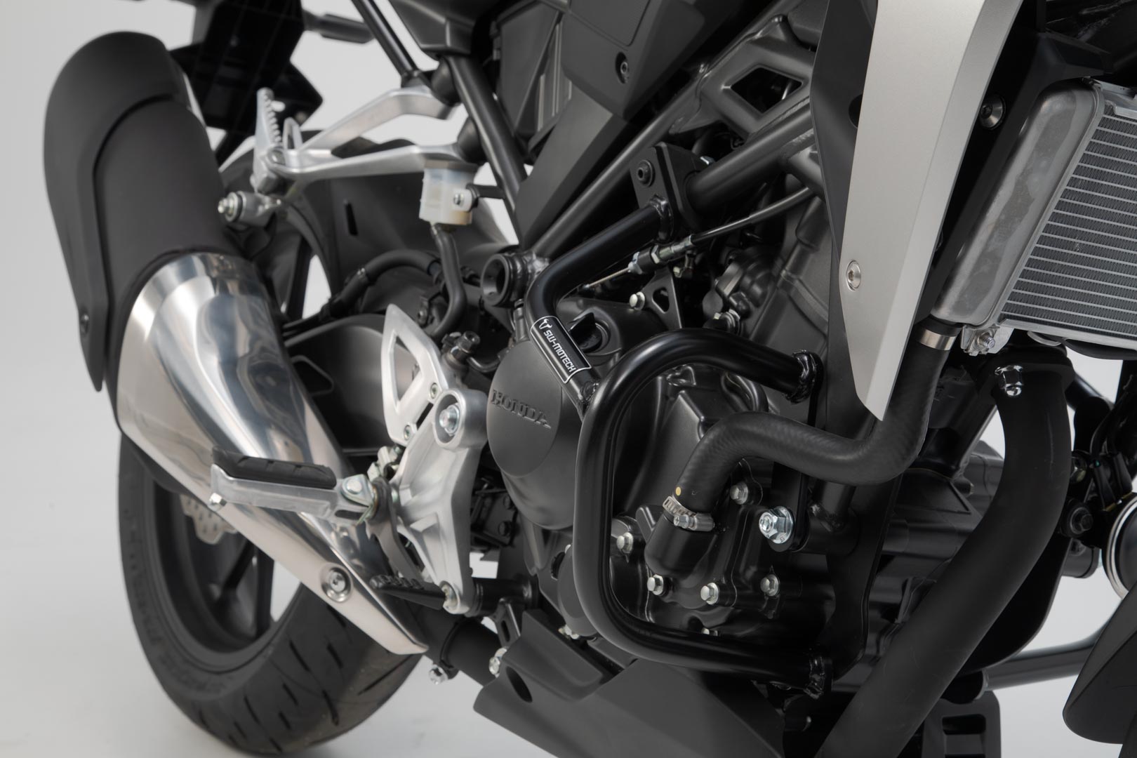 SW-MOTECH Protecciones laterales de motor Negro. Honda CB300R (18-).