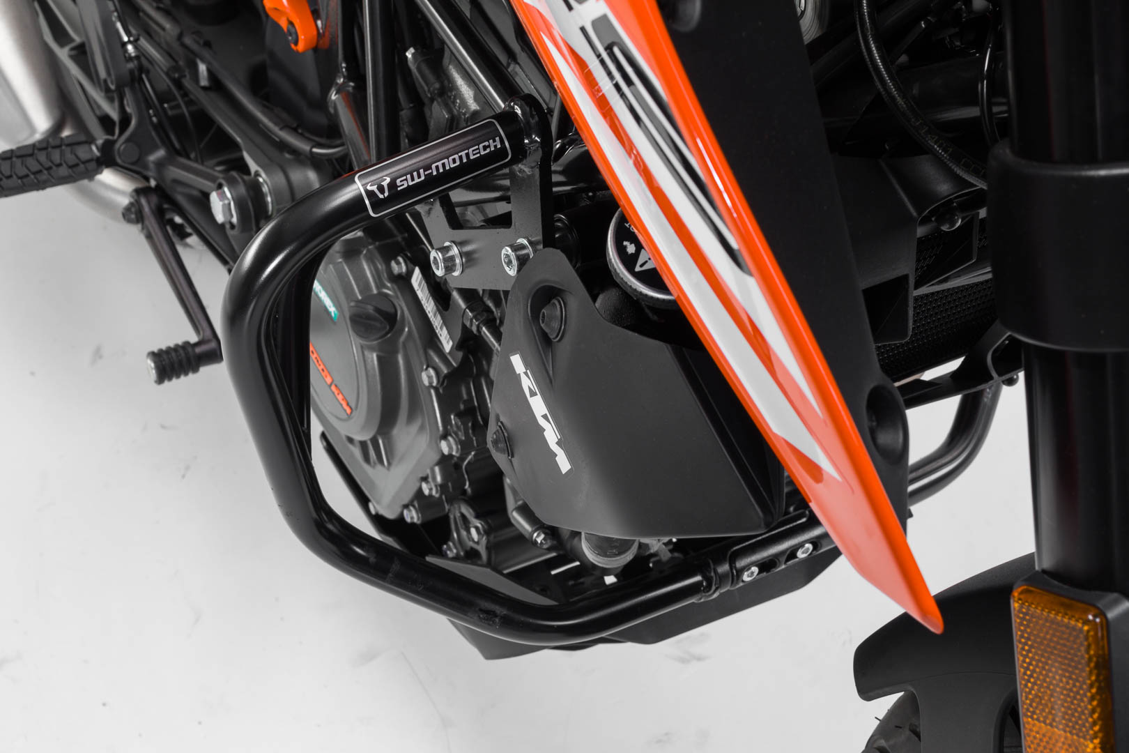 SW-MOTECH Protecciones laterales de motor Negro. KTM 125 (11-20) / 200 Duke (11-16).