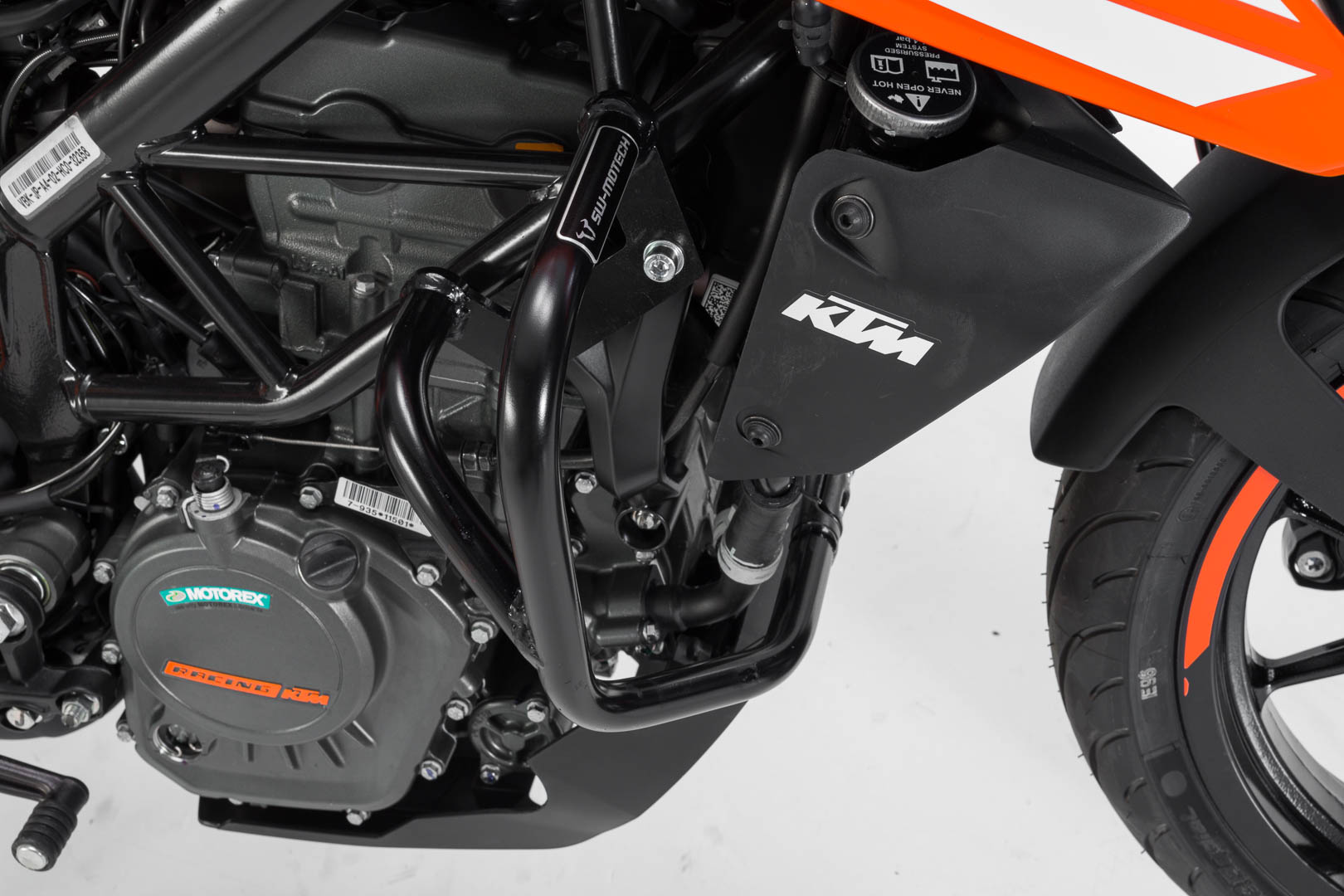 SW-MOTECH Protecciones laterales de motor Negro. KTM 125 (11-20) / 200 Duke (11-16).