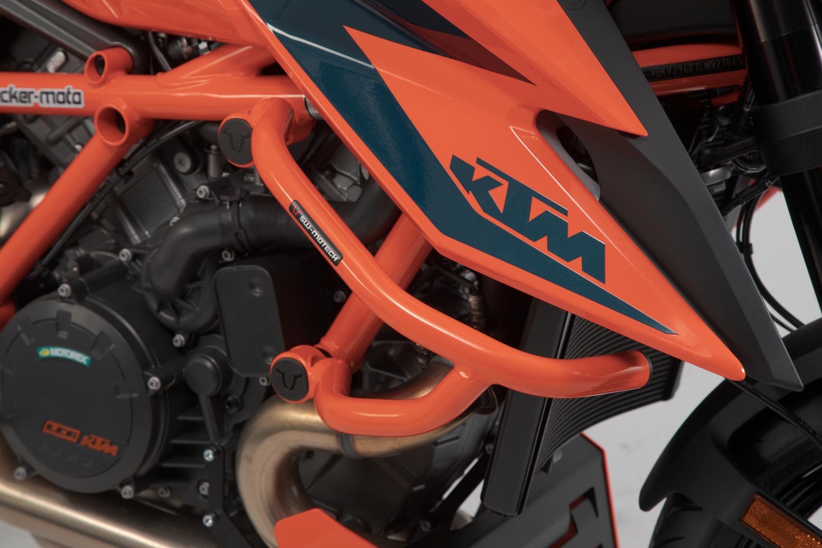 SW-MOTECH Protecciones laterales de motor Naranja. KTM 1290 Super Duke R / EVO (19-).