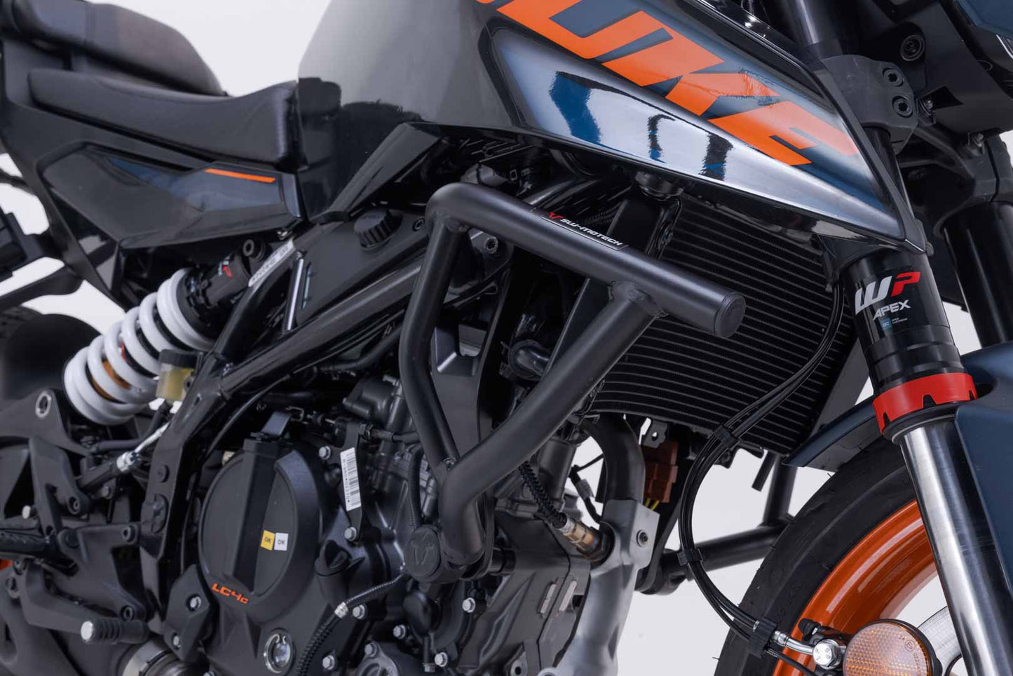 SW-MOTECH Protecciones laterales de motor Negro. 125/390 Duke (23-) Svartpil/Vitpil 401.