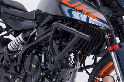 SW-MOTECH Protecciones laterales de motor Negro. 125/390 Duke (23-) Svartpil/Vitpil 401.
