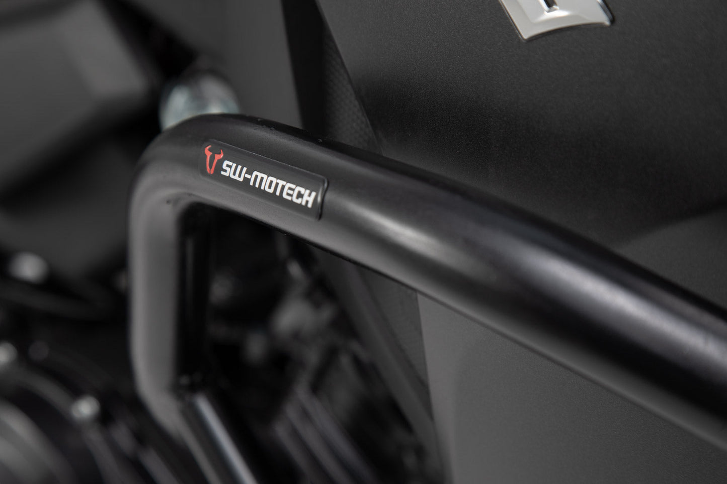 SW-MOTECH Protecciones laterales de motor Negro. Suzuki V-Strom 250 (18-21).