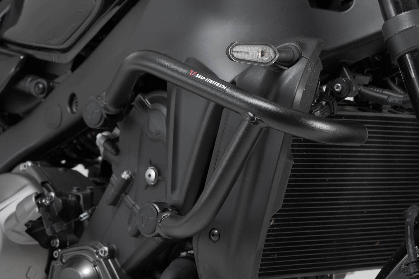 SW-MOTECH Protecciones laterales de motor Negro. Yamaha MT-09 / SP (20-) XSR900 (21-).