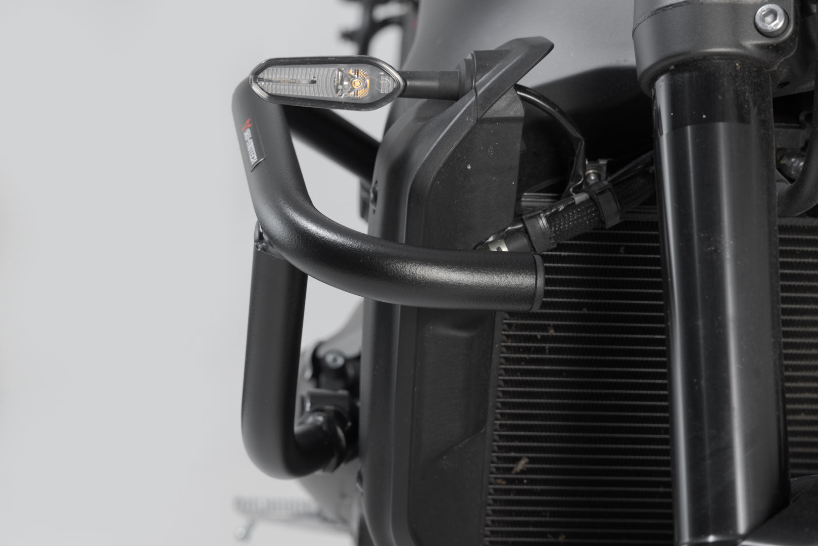 SW-MOTECH Protecciones laterales de motor Negro. Yamaha MT-09 / SP (20-) XSR900 (21-).