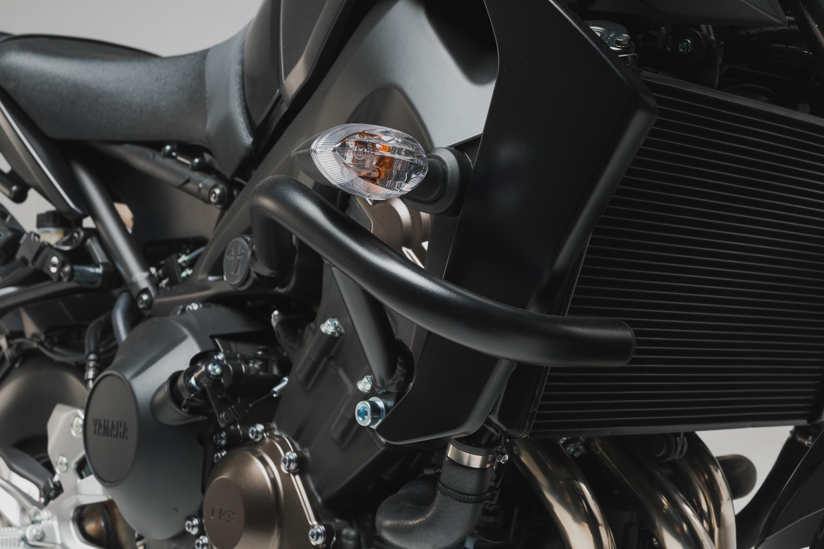 SW-MOTECH Protecciones laterales de motor Negro. Yamaha MT-09 (16-20) / SP (17-20).
