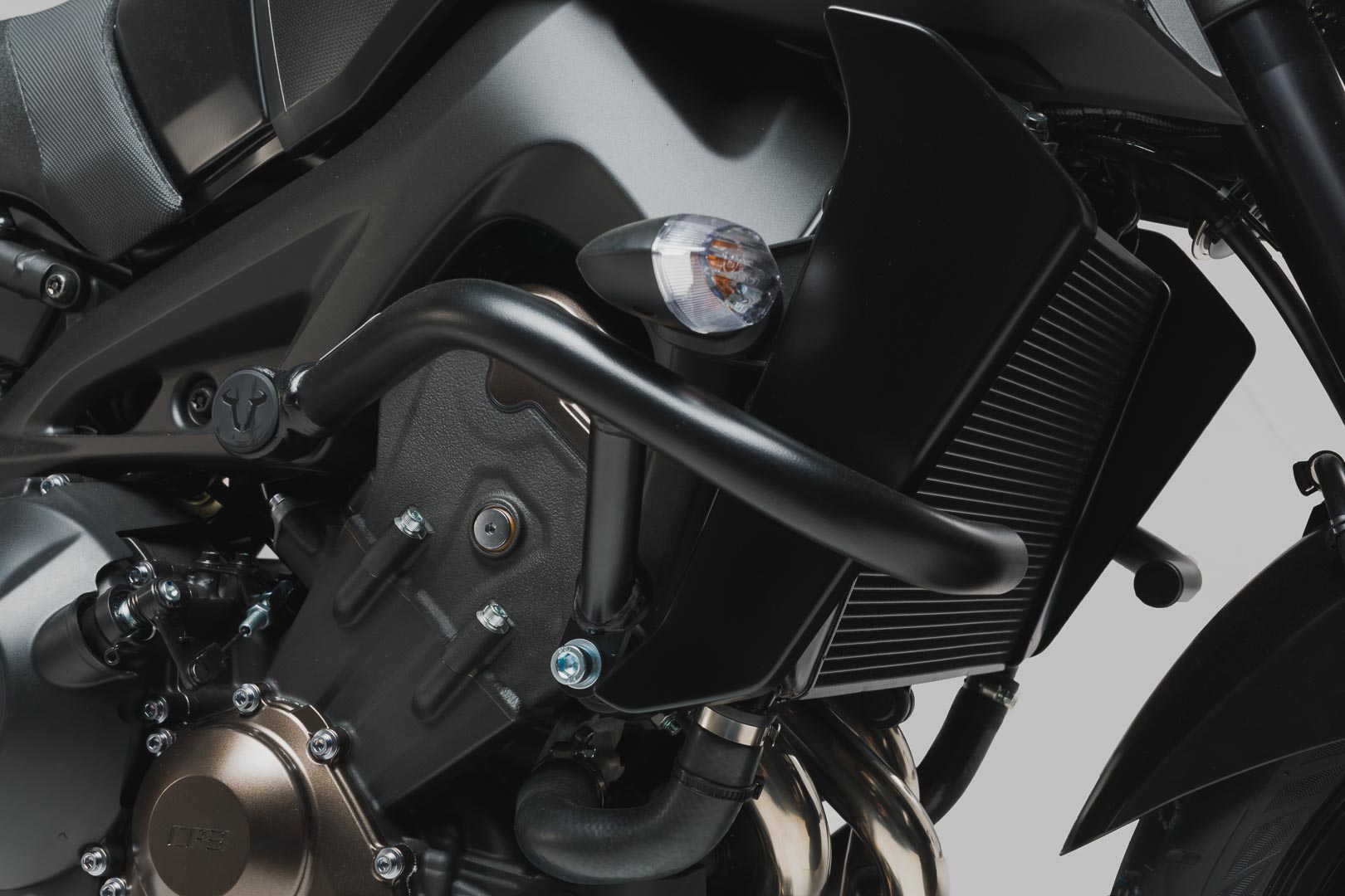 SW-MOTECH Protecciones laterales de motor Negro. Yamaha MT-09 (16-20) / SP (17-20).