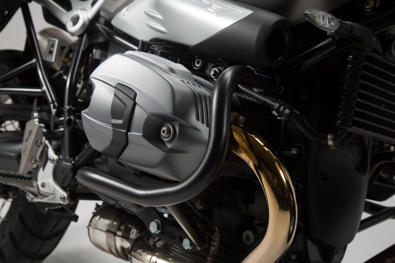 SW-MOTECH Protecciones laterales de motor Negro. Modelos BMW R nineT (14-).