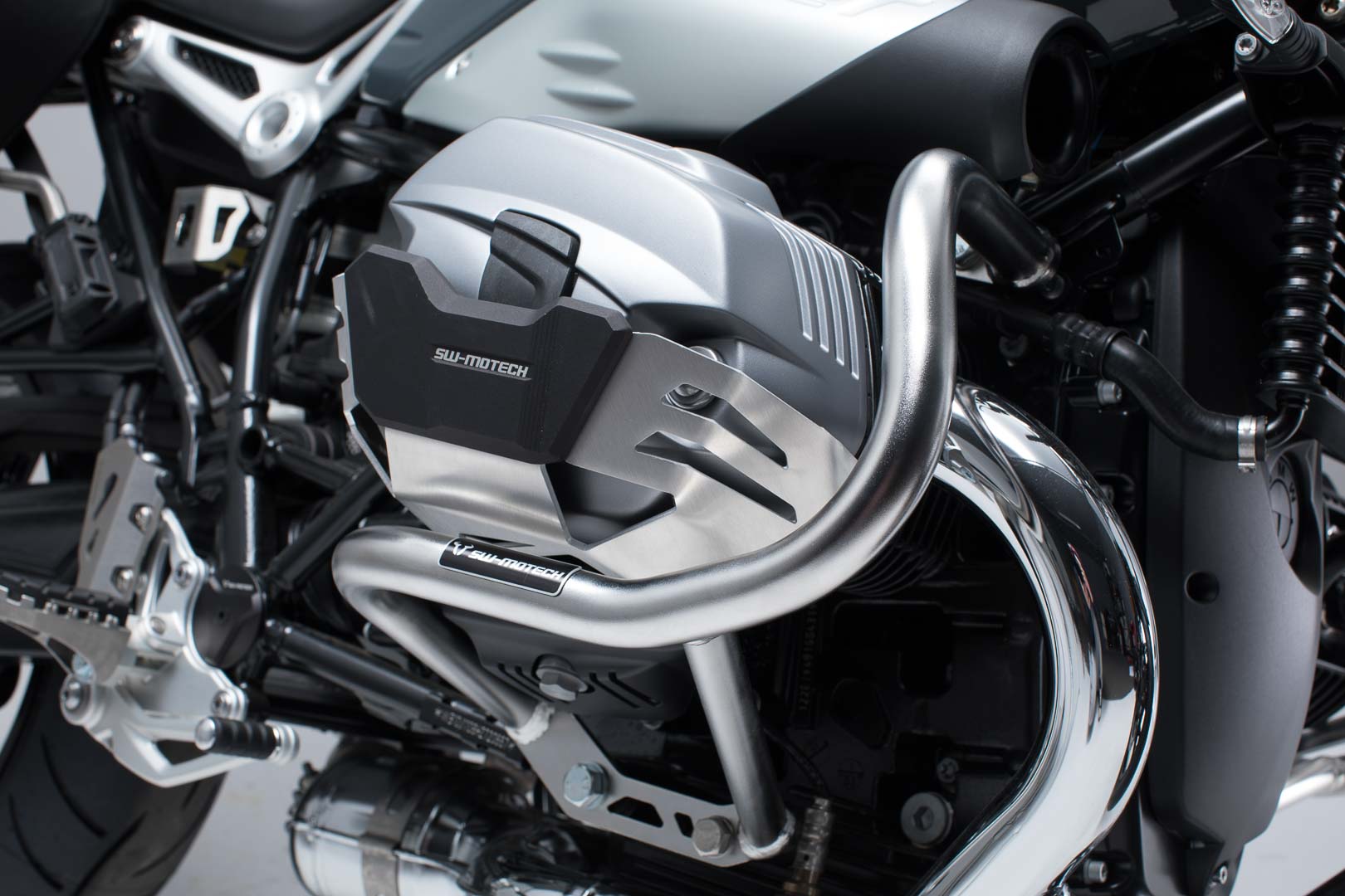 SW-MOTECH Protecciones laterales de motor Acero inoxidable. Modelos BMW R nineT (14-).