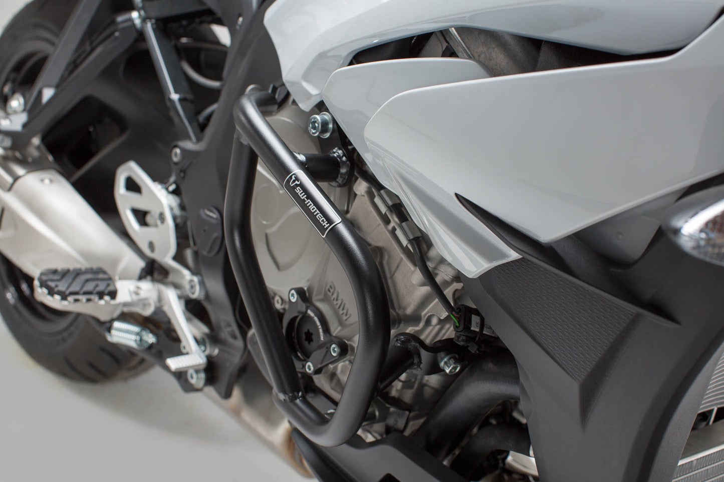 SW-MOTECH Protecciones laterales de motor negro. BMW S 1000 XR (15-19).