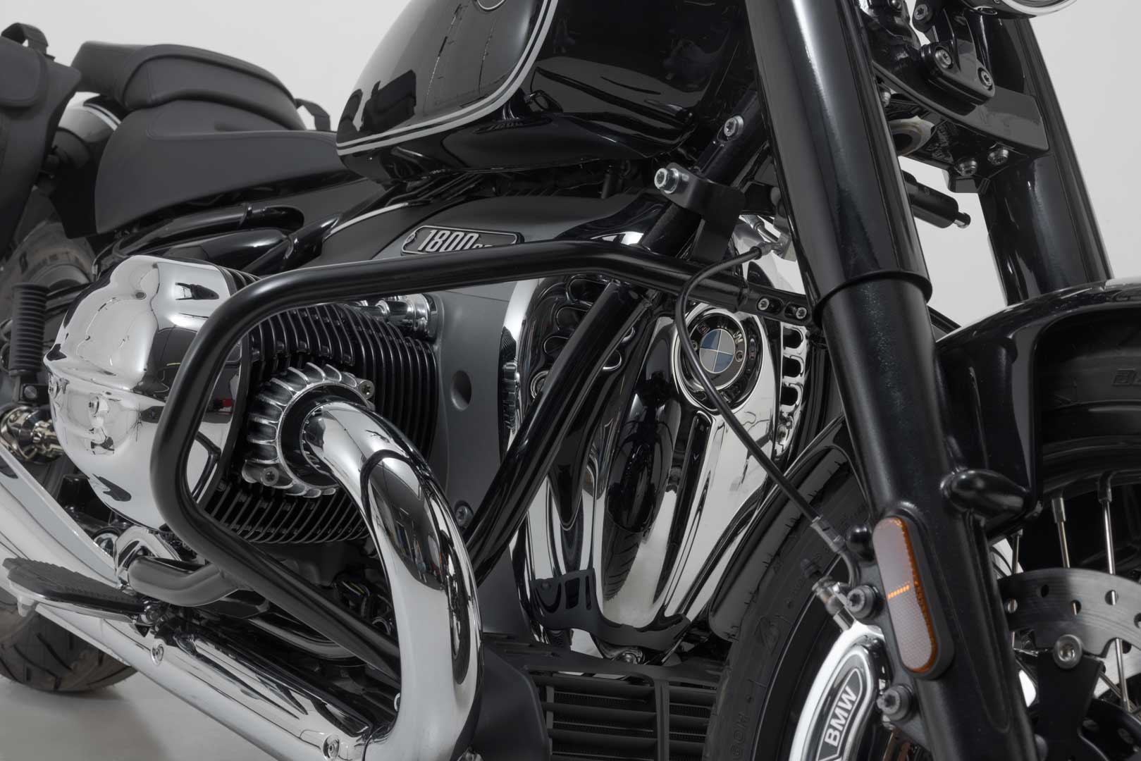 SW-MOTECH Protecciones laterales de motor Negro. BMW R18 (20-).