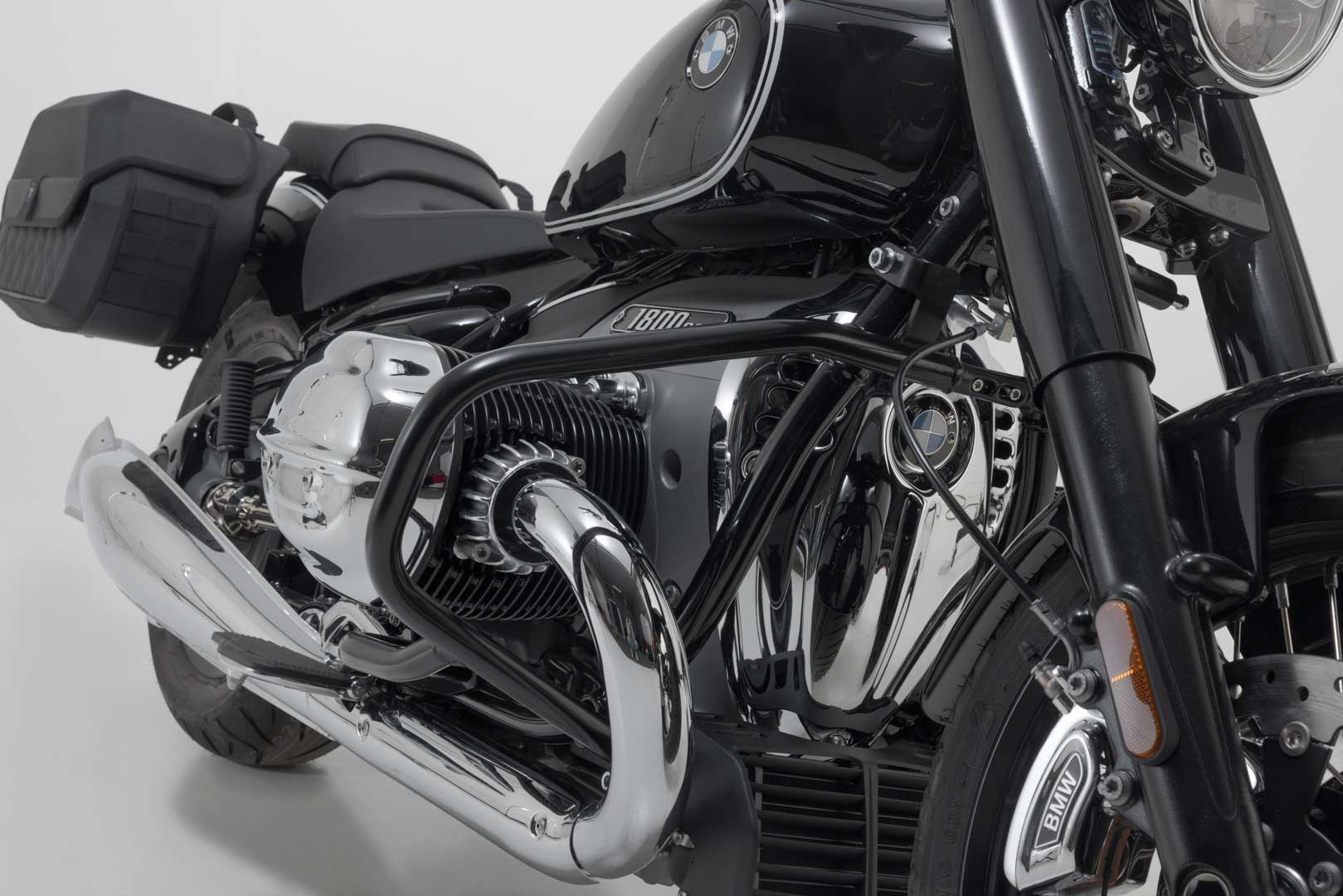 SW-MOTECH Protecciones laterales de motor Negro. BMW R18 (20-).