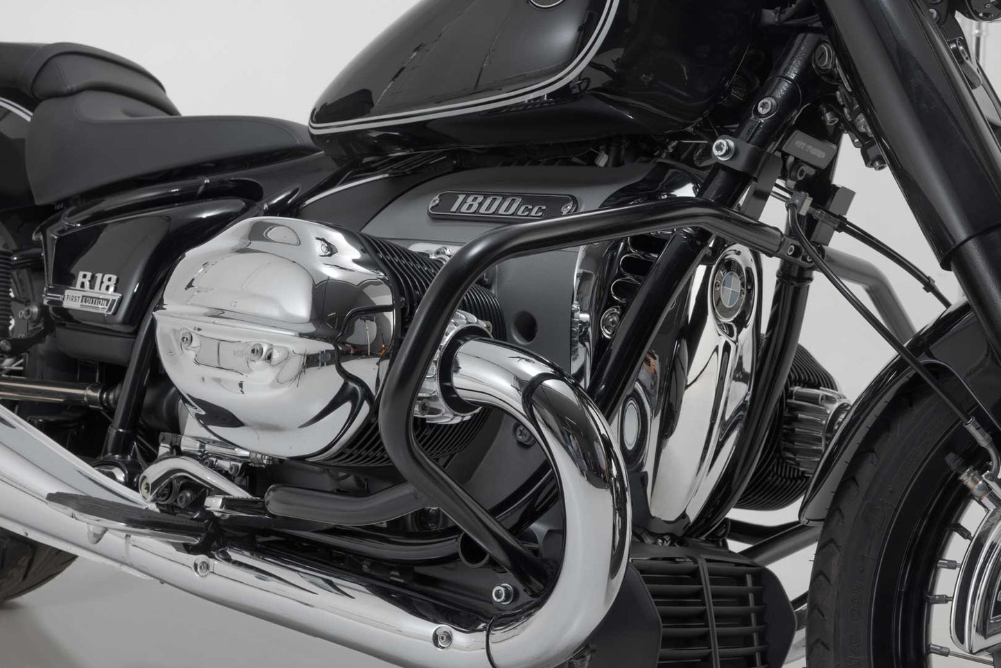 SW-MOTECH Protecciones laterales de motor Negro. BMW R18 (20-).