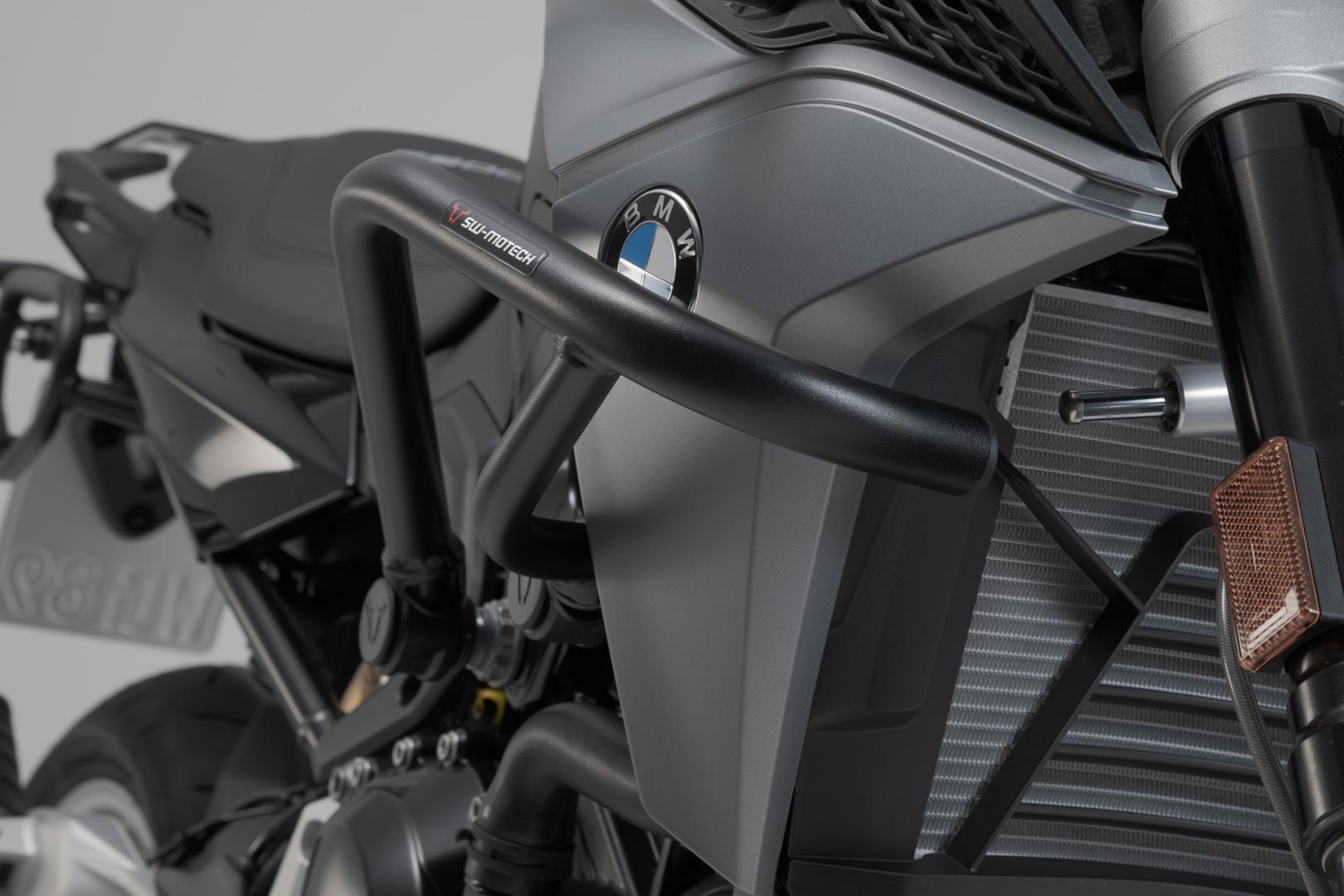 SW-MOTECH Protecciones laterales de motor Negro. BMW F 900 R (19-).