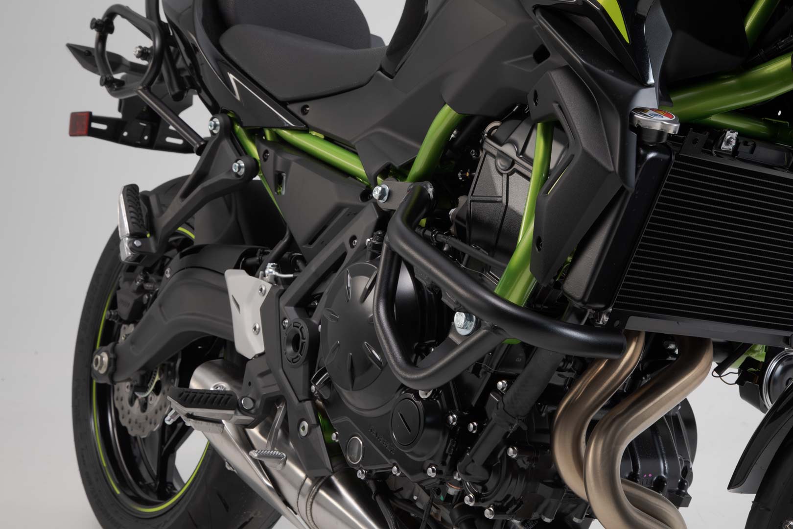 SW-MOTECH Protecciones laterales de motor Negro. Kawasaki Z650 / Z650RS / Z650 S.