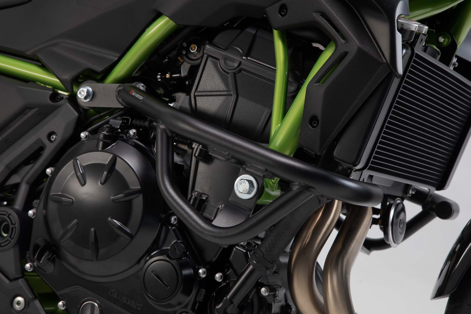 SW-MOTECH Protecciones laterales de motor Negro. Kawasaki Z650 / Z650RS / Z650 S.