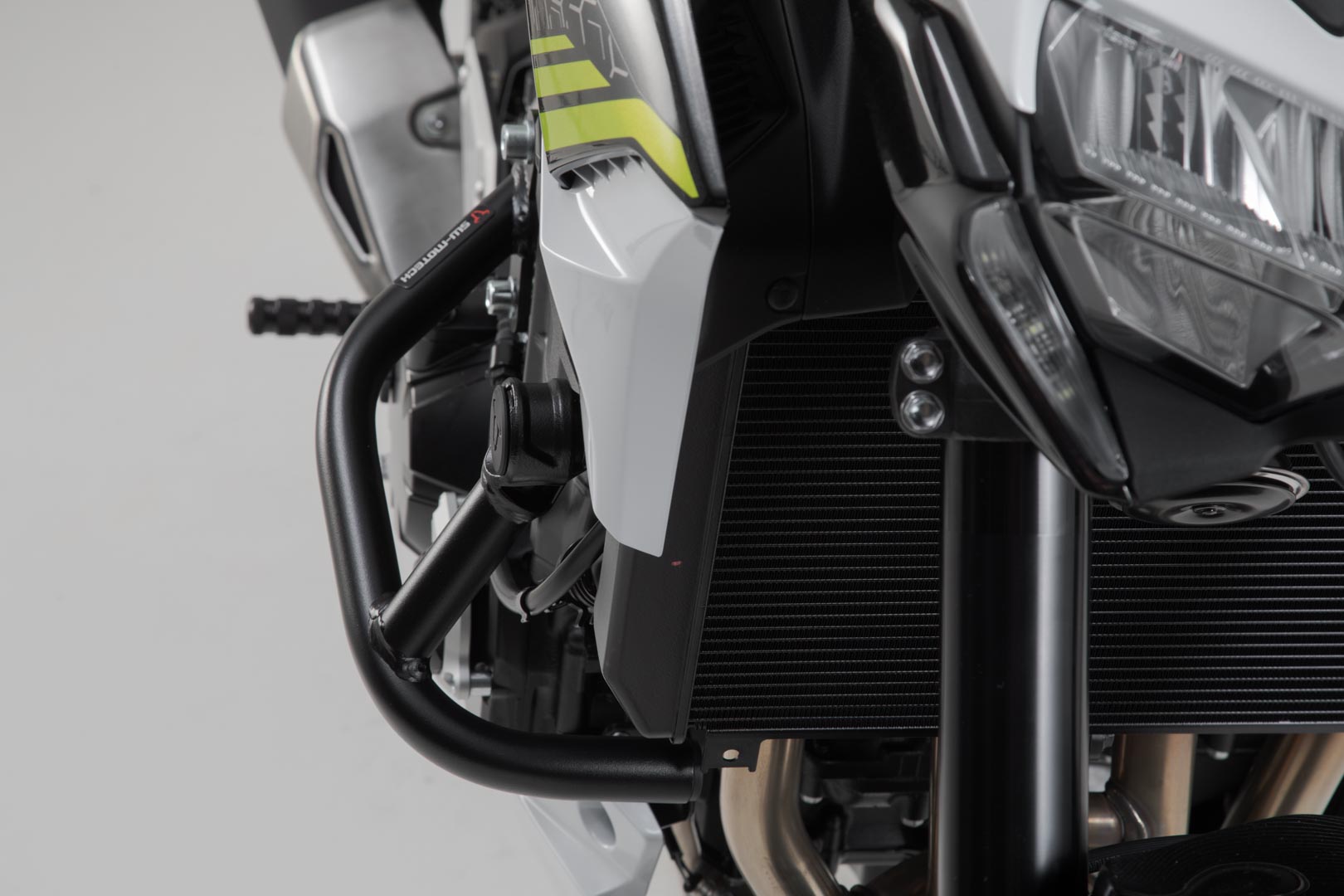 SW-MOTECH Protecciones laterales de motor Negro. Kawasaki Z900 (16-).