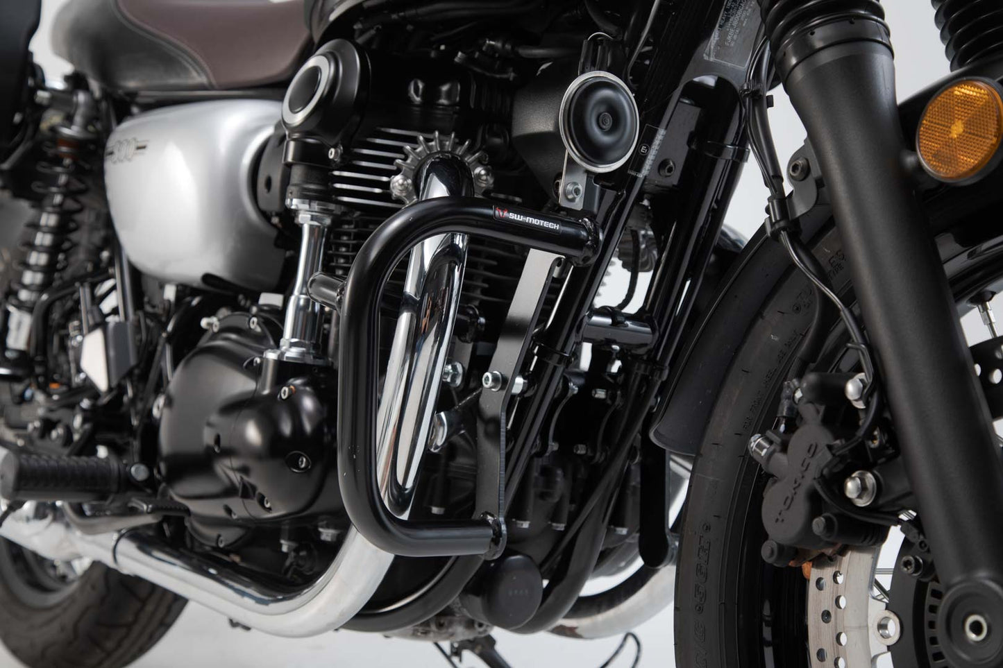 SW-MOTECH Protecciones laterales de motor Negro. Kawasaki W800 Street/ Cafe (18-).