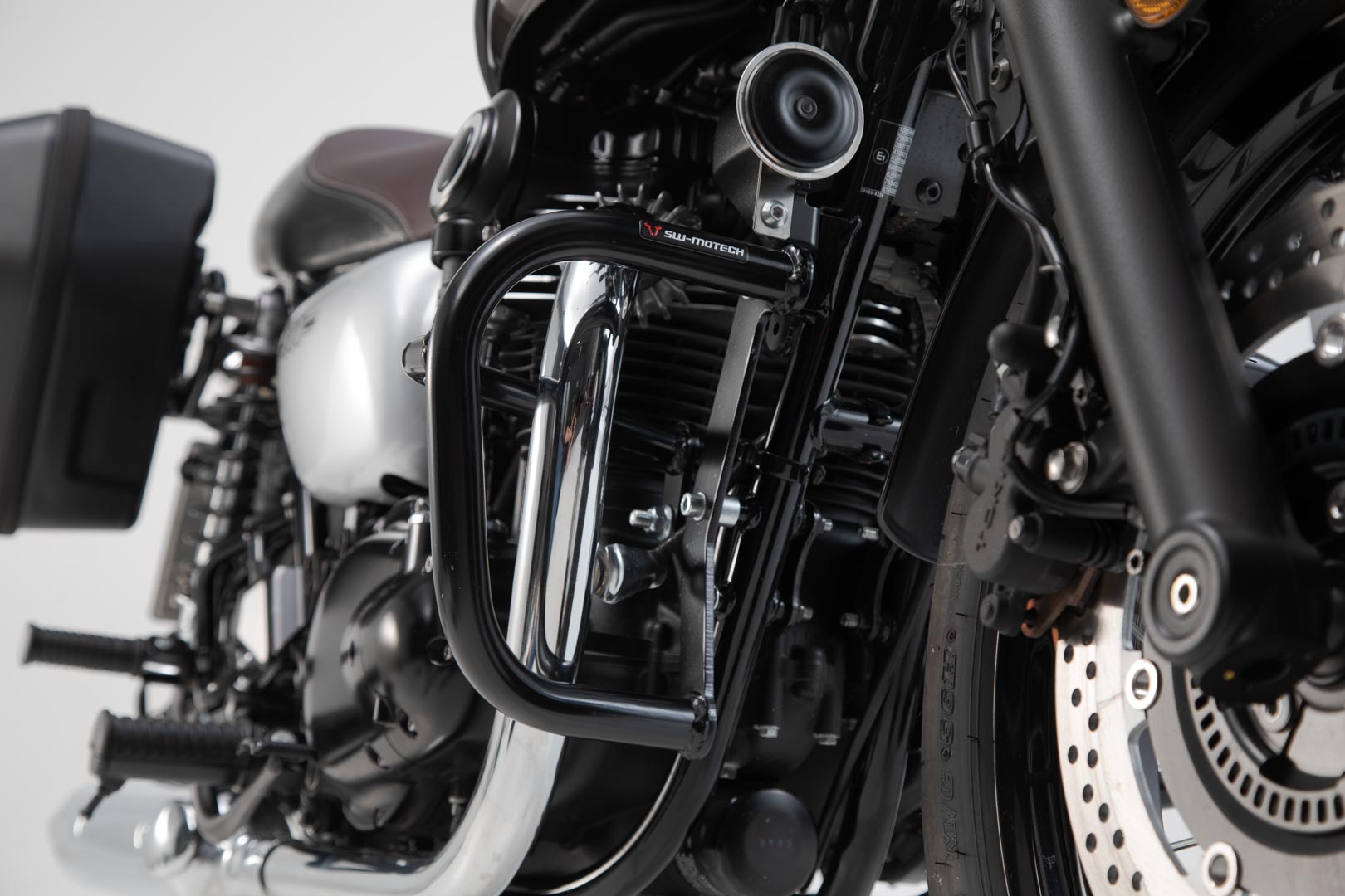SW-MOTECH Protecciones laterales de motor Negro. Kawasaki W800 Street/ Cafe (18-).