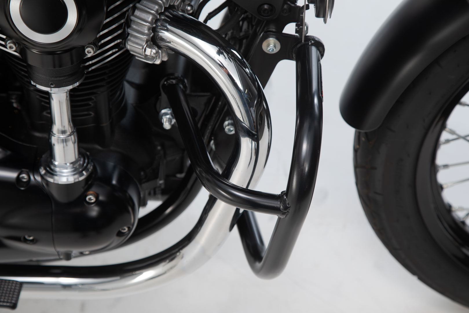SW-MOTECH Protecciones laterales de motor Negro. Kawasaki W800 Street/ Cafe (18-).