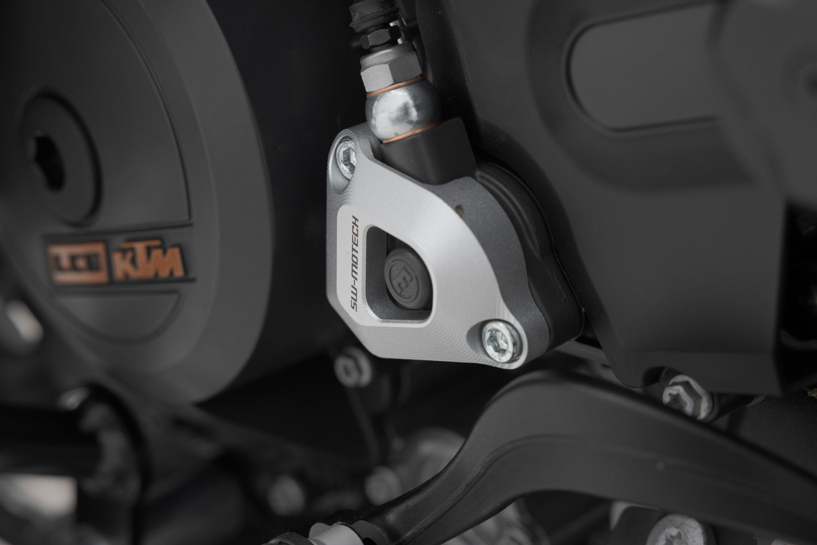 SW-MOTECH Protección para el cilindro receptor del embrague Plateado. Modelos KTM.