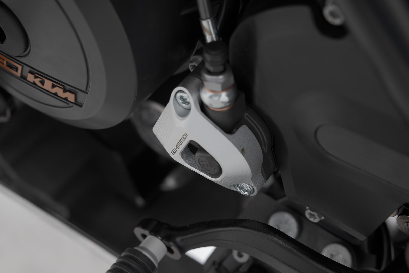 SW-MOTECH Protección para el cilindro receptor del embrague Plateado. Modelos KTM.