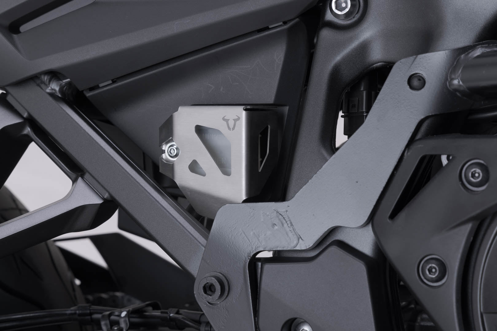SW-MOTECH Protector del depósito de líquido de frenos Plateado. Suzuki DL1000 Honda CRF1000L/1100L.