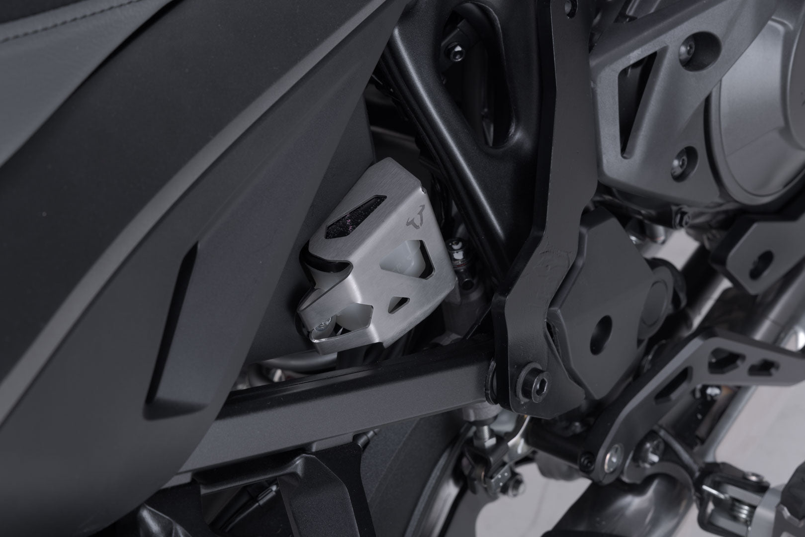 SW-MOTECH Protector del depósito de líquido de frenos Plateado. Suzuki DL1000 Honda CRF1000L/1100L.