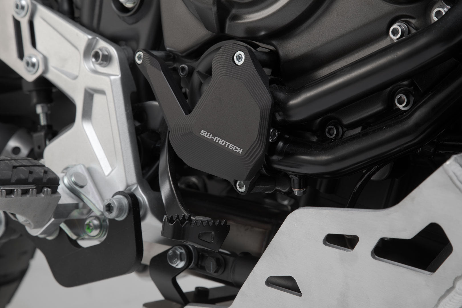 SW-MOTECH Protección de la bomba de agua Plateado/negro. Modelos Yamaha Ténéré 700 (19-).
