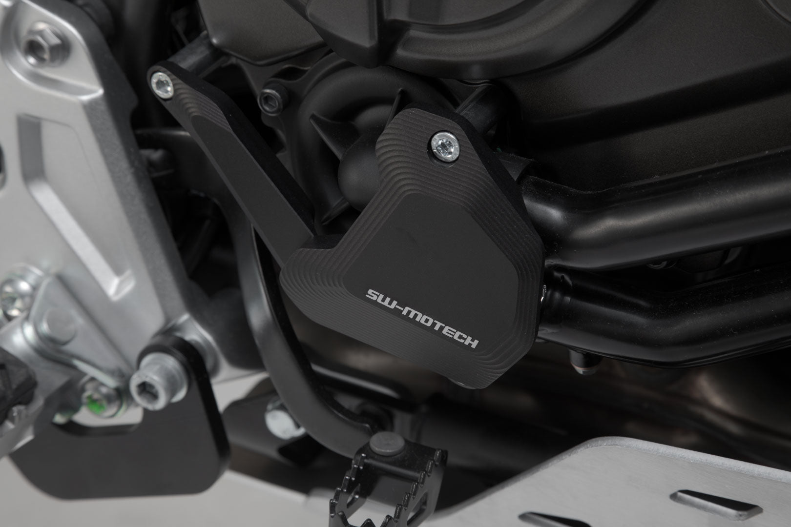 SW-MOTECH Protección de la bomba de agua Plateado/negro. Modelos Yamaha Ténéré 700 (19-).