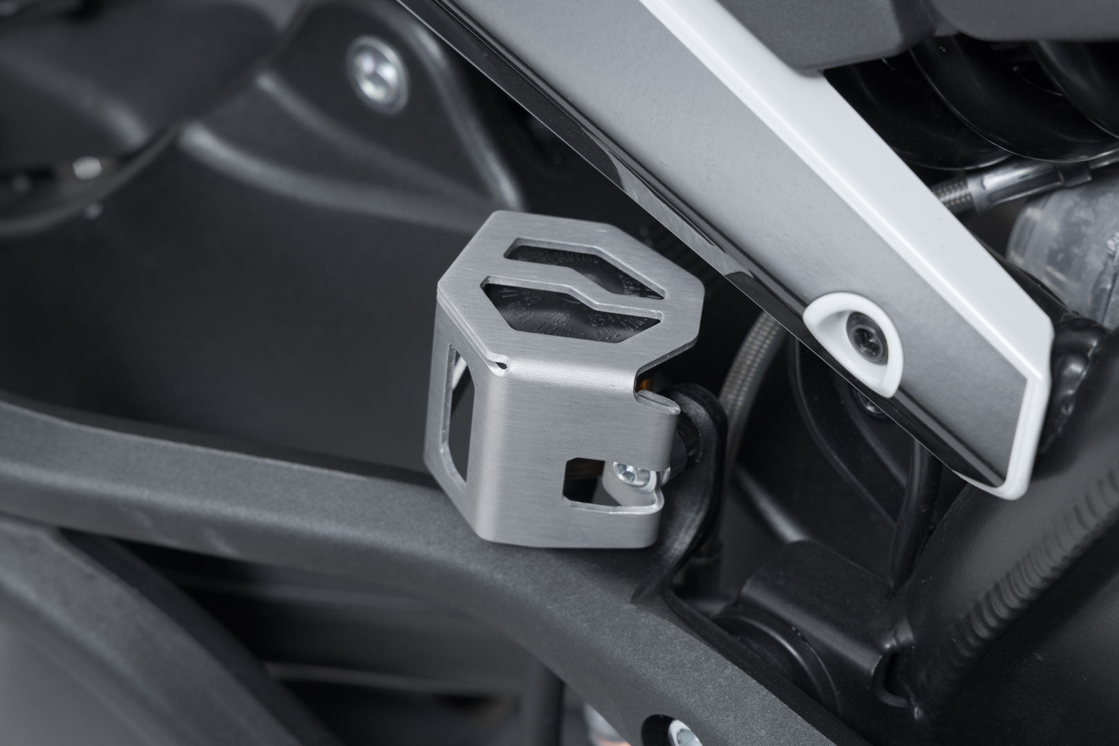 SW-MOTECH Protector de depósito de frenos Plata. Modelos BMW / Ducati / KTM / Husqvarna.