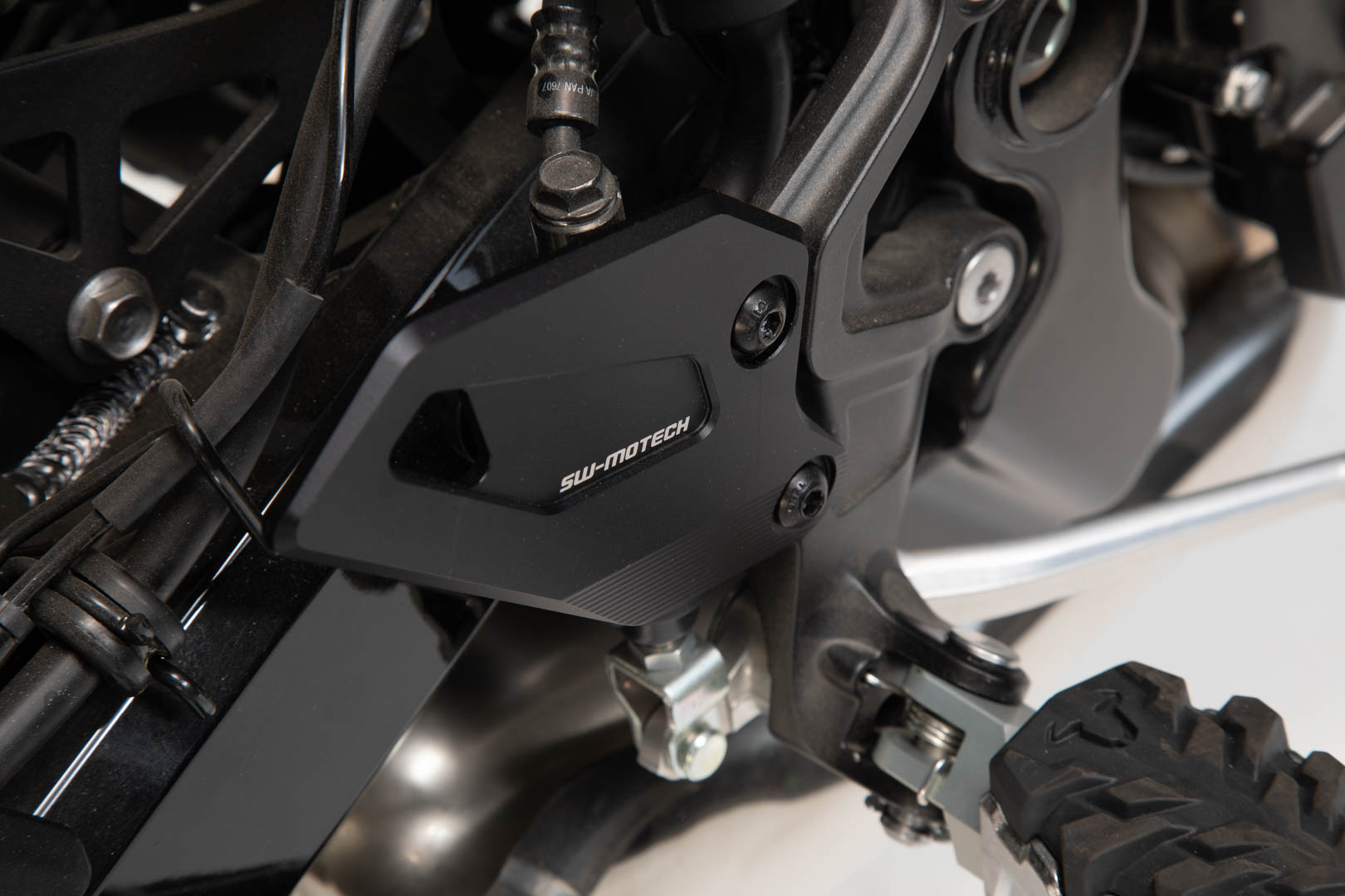 SW-MOTECH Protector de talón Negro. Kawasaki Z900RS/ Cafe / SE (17-).