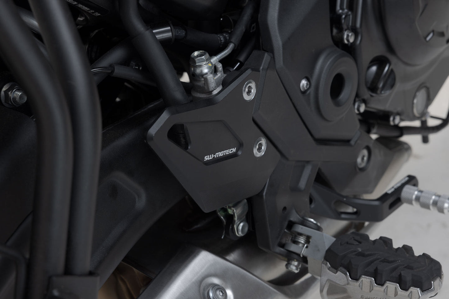 SW-MOTECH Protector de talón Negro. Kawasaki Z650RS (21-).
