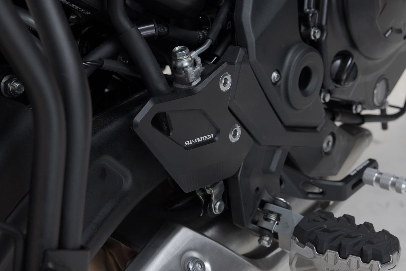 SW-MOTECH Protector de talón Negro. Kawasaki Z650RS (21-).