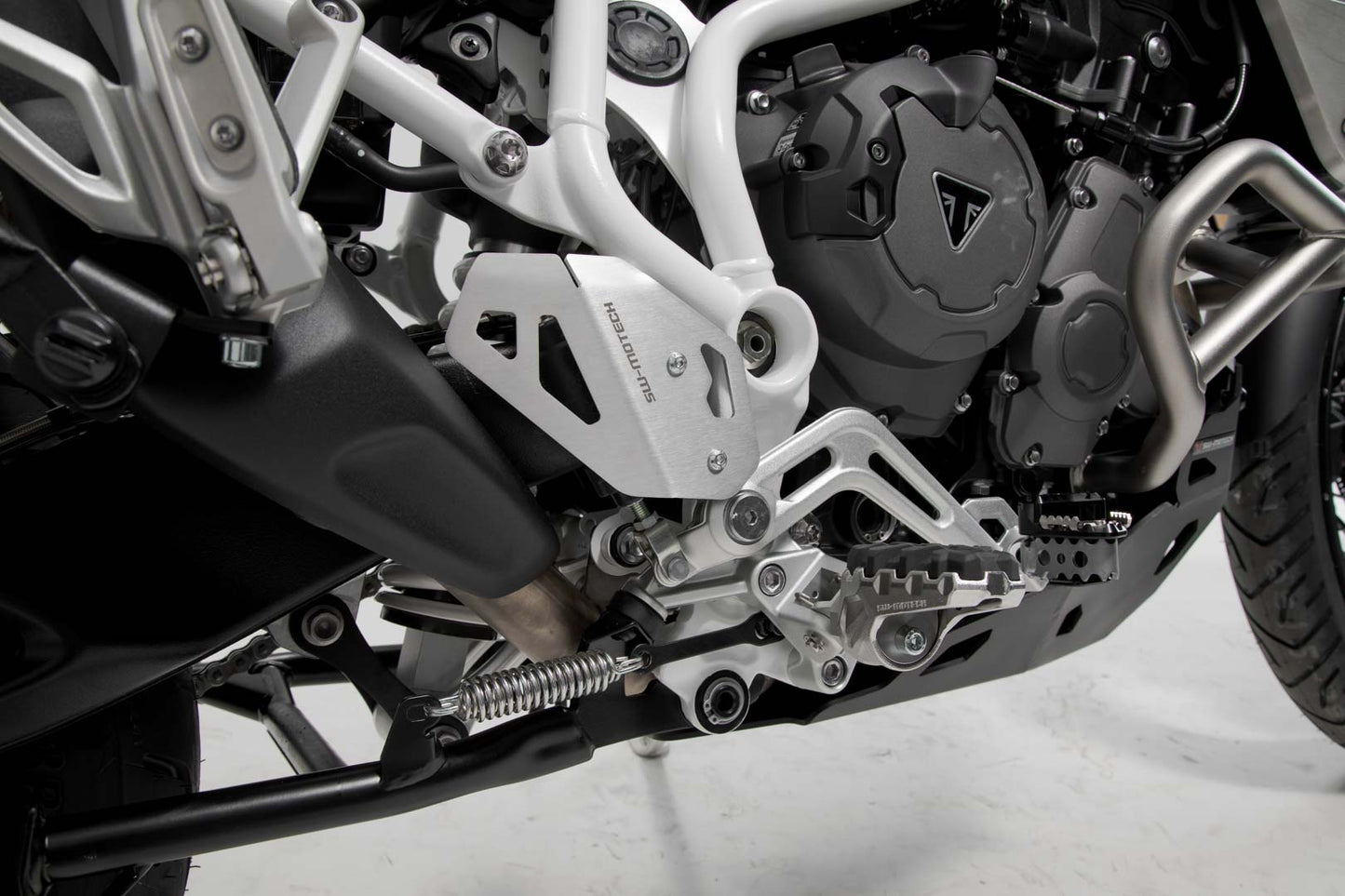 SW-MOTECH Protector de talón derecho Negro. Triumph Tiger 900/GT/Rally/Pro (19-23).