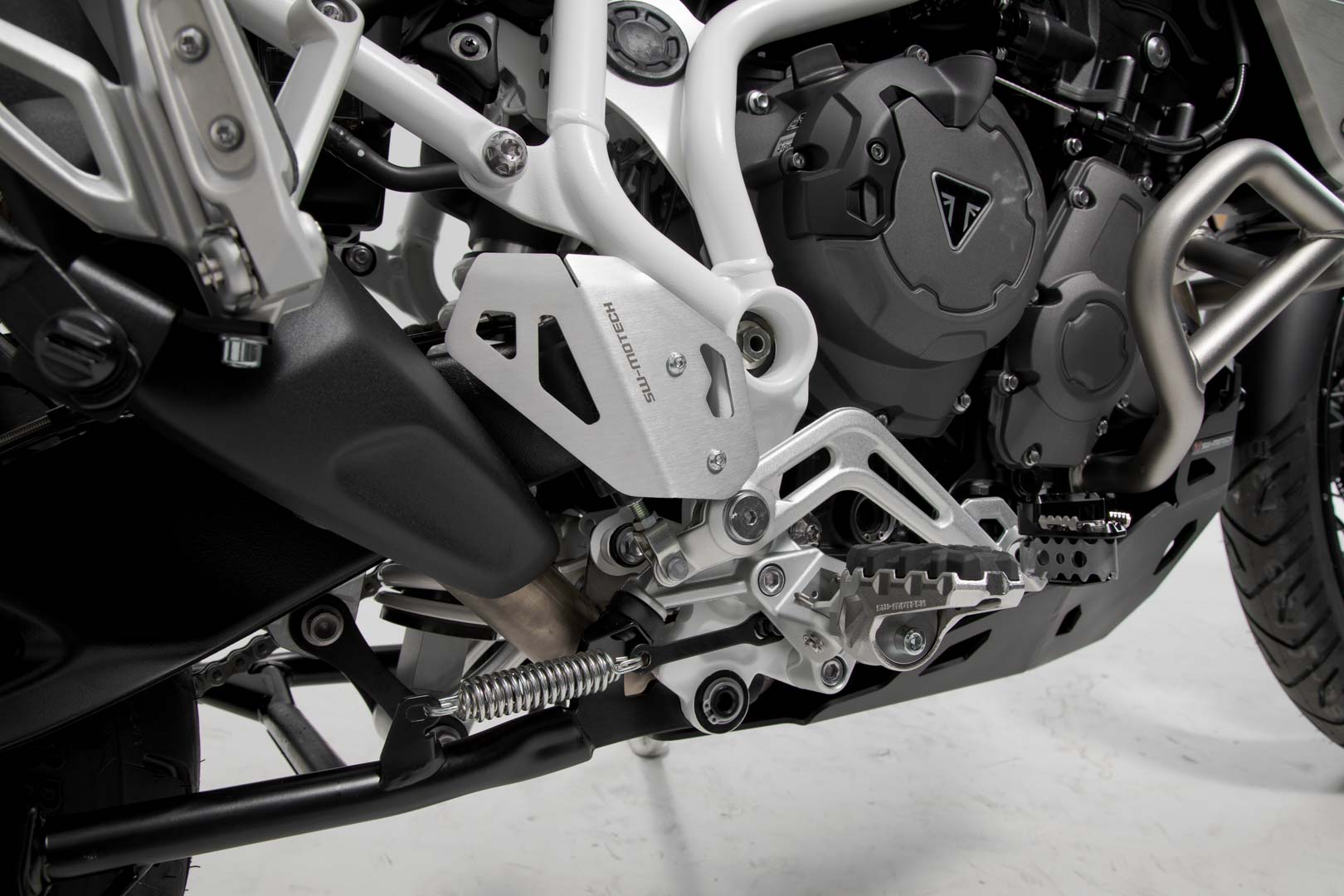 SW-MOTECH Protector de talón derecho Negro. Triumph Tiger 900/GT/Rally/Pro (19-23).
