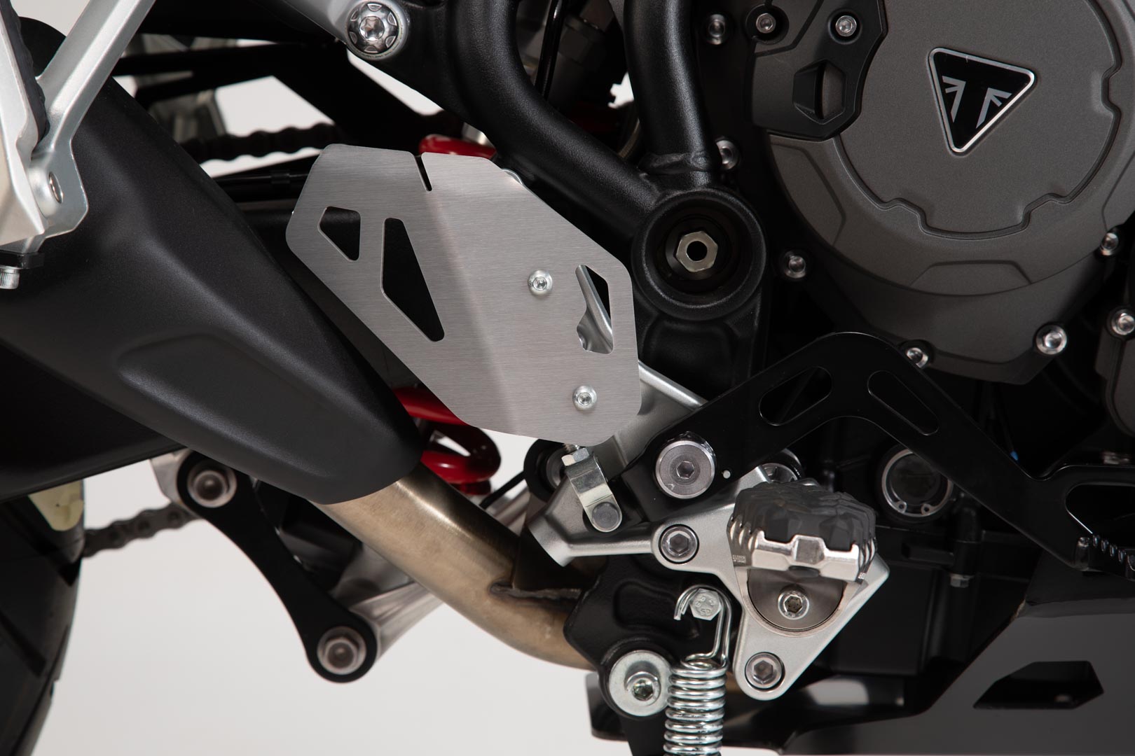 SW-MOTECH Protector de talón derecho Plateado. Triumph Tiger 900/GT/Rally/Pro (19-23).