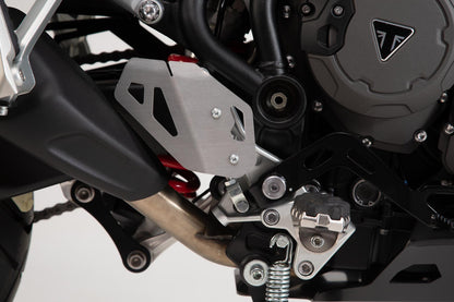 SW-MOTECH Protector de talón derecho Plateado. Triumph Tiger 900/GT/Rally/Pro (19-23).