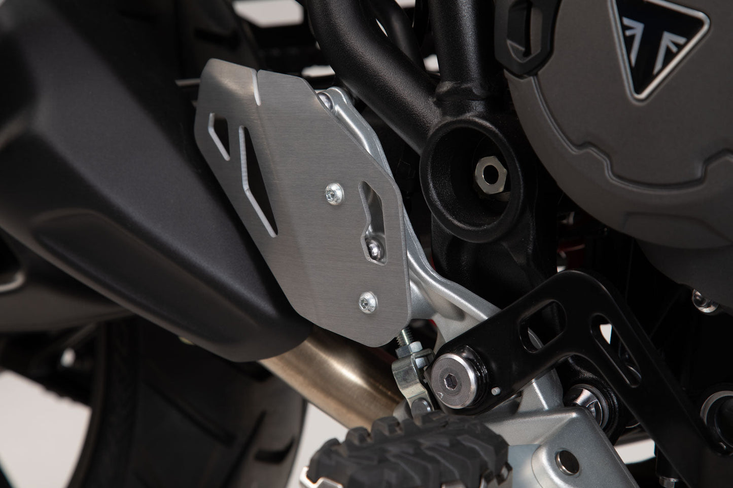 SW-MOTECH Protector de talón derecho Plateado. Triumph Tiger 900/GT/Rally/Pro (19-23).